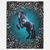 Couverture Polaire Cheval frison, étalon noir, neige, argent/bleu (Devant)