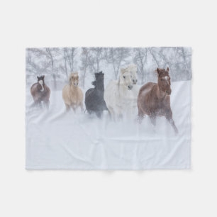 Couverture Polaire Chevaux courant à travers la neige