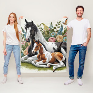 Couverture Polaire Chevaux reposant parmi les fleurs et la verdure vi