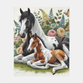 Couverture Polaire Chevaux reposant parmi les fleurs et la verdure vi (Devant)
