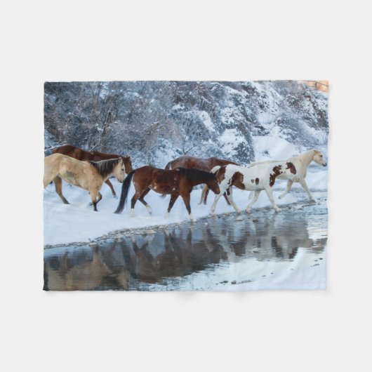 Couverture Polaire Chevaux traversant le ruisseau (Devant (Horizontal))