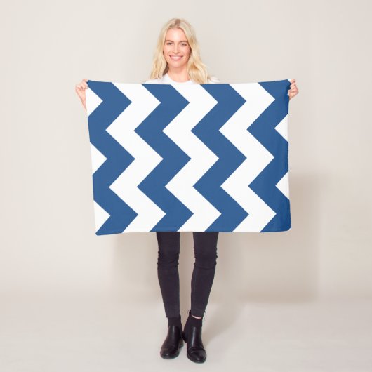 Couverture Polaire Chevron bleu et blanc (En situation)