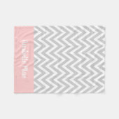 Couverture Polaire Chevron gris et rose Nom du bébé Monogrammé (Devant (Horizontal))