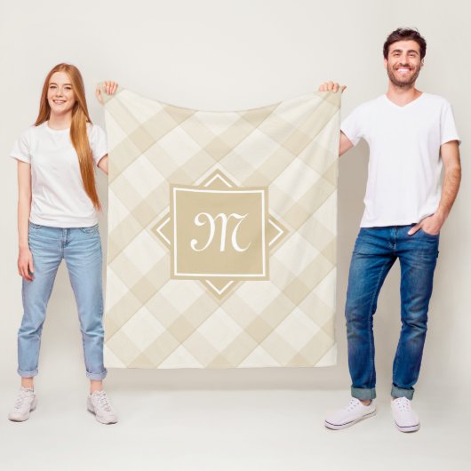 Couverture Polaire Chic Tan Plaid Avec Monogramme Diagonal Moderne (En situation)
