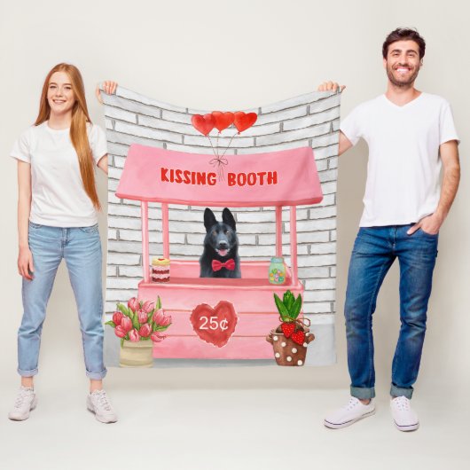 Couverture Polaire Chien berger allemand Valentine's Day Kissing Boot (En situation)