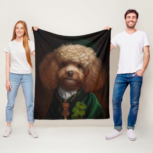Couverture Polaire Chien Caniche en robe de la Saint-Patrick (En situation)