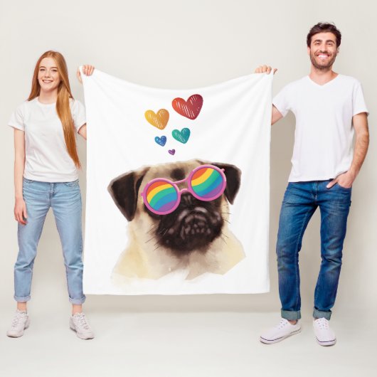 Couverture Polaire Chien Carlin avec coeurs Saint-Valentin (En situation)