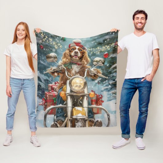 Couverture Polaire Chien Cocker Spaniel à moto Noël  (En situation)
