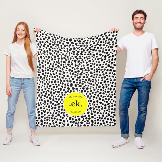 Couverture Polaire Chien dalmate Abstrait Motif Monogramme jaune (En situation)