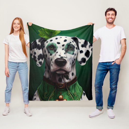 Couverture Polaire Chien dalmate en robe de la Saint-Patrick (En situation)