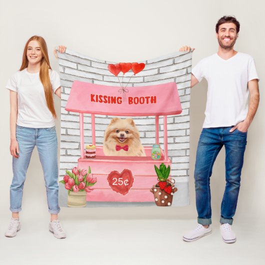 Couverture Polaire Chien de Poméranie Valentine's Day Kissing Booth (En situation)