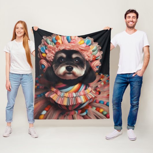 Couverture Polaire Chien mignon en robe perlée (En situation)