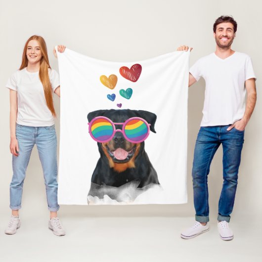 Couverture Polaire Chien Rottweiler avec coeurs Saint-Valentin (En situation)