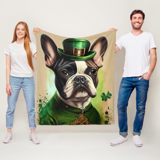 Couverture Polaire Chien-taureau français en tenue de la Saint Patric (En situation)