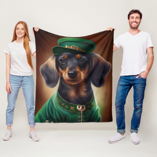 Couverture Polaire Chien teckel habillé pour la Saint-Patrick (En situation)