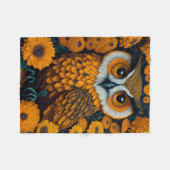 Couverture Polaire Chouette avec de grands yeux devant les fleurs (Devant (Horizontal))