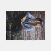 Couverture Polaire Chris Caffery assis à Brick Wall (Devant (Horizontal))