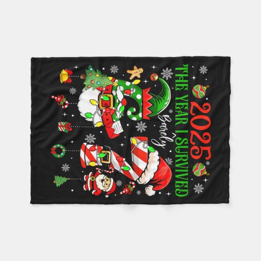 Couverture Polaire Christmas 2025 The Year I Barely Survived Six Seve (Devant (Horizontal))