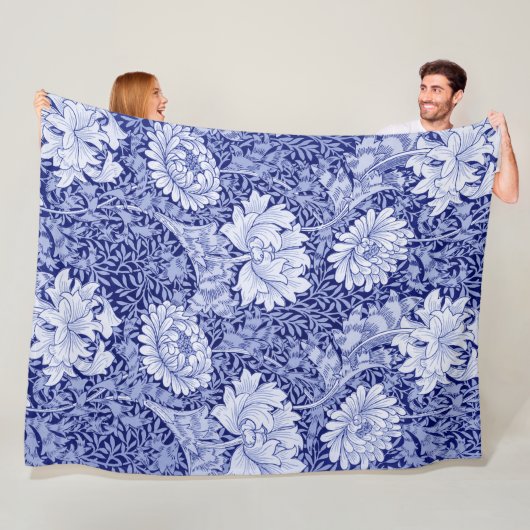 Couverture Polaire Chrysanthemum Blue, William Morris (En situation)