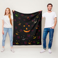 Citrouille fantôme heureuse laissant une lueur néo
