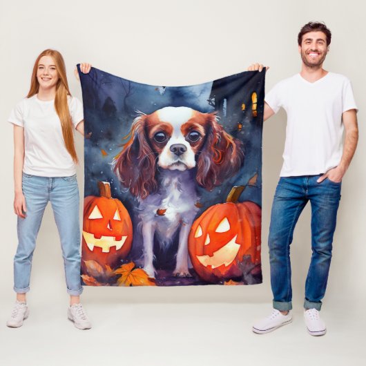 Couverture Polaire Citrouilles Cavalier King Charles Spaniel Hallowee (En situation)