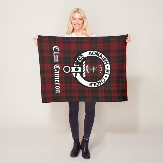 Couverture Polaire Clan Cameron Crest Badge et Tartan (En situation)