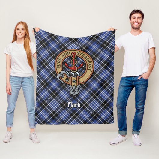 Couverture Polaire Clan Clark Crest sur Tartan (En situation)