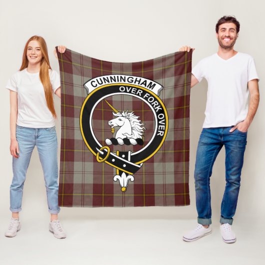 Couverture Polaire Clan Cunningham Burgundy Dancers Tartan Plaid (En situation)