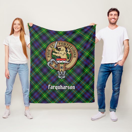 Couverture Polaire Clan Farquharson Crest sur Tartan (En situation)