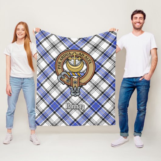 Couverture Polaire Clan Hannay Crest sur Tartan (En situation)