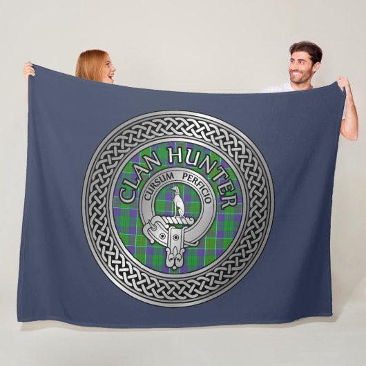 Couverture Polaire Clan Hunter Crest & Tartan Knot (En situation)