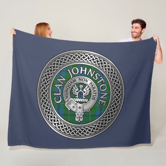 Couverture Polaire Clan Johnstone Crest & Tartan Knot (En situation)