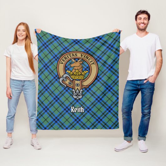 Couverture Polaire Clan Keith Crest sur Tartan (En situation)