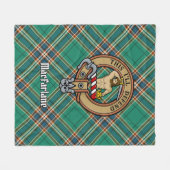 Couverture Polaire Clan MacFarlane Crest sur Tartan de chasse antique (Devant (Horizontal))