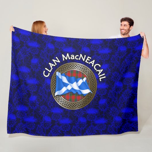 Couverture Polaire Clan MacNeacail Tartan Knot & Drapeau (En situation)