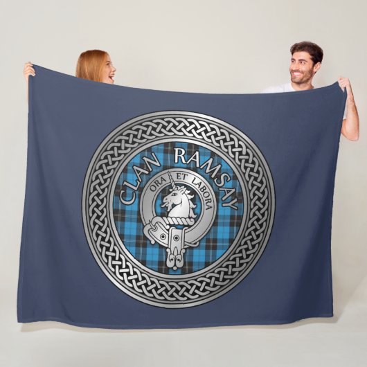 Couverture Polaire Clan Ramsay Crest & Hunting Tartan Knot (En situation)