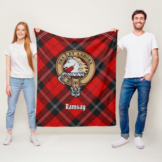 Couverture Polaire Clan Ramsay Crest sur Red Tartan (En situation)