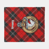 Couverture Polaire Clan Ramsay Crest sur Red Tartan (Devant (Horizontal))