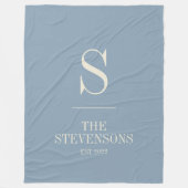 Couverture Polaire Classic Famille Monogramme Est Dusty Bleu (Devant)