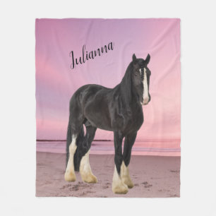 Couverture Polaire Clydesdale noir et blanc sur la plage au coucher d