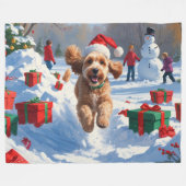 Couverture Polaire Cockapoo courant dans la neige avec un chapeau de (Devant (Horizontal))