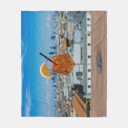Couverture Polaire Cocktail Spritz sur une table avec vue sur Milan (Devant)