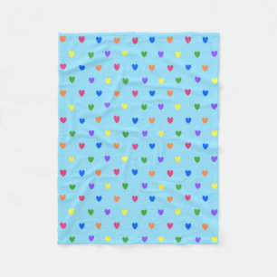 Couverture Polaire Coeurs de polka arc-en-ciel sur bleu bébé