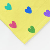 Couverture Polaire Coeurs de polka arc-en-ciel sur jaune (Coin)