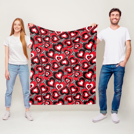 Couverture Polaire Coeurs, noirs, rouges et blancs. (En situation)