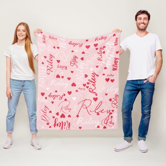 Couverture Polaire Coeurs rouges sur couleur rose pâle (En situation)