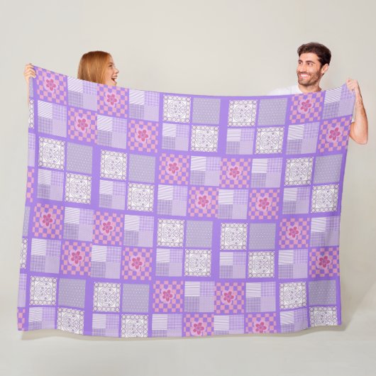 Couverture Polaire Conception en Patchwork rose et violet (En situation)