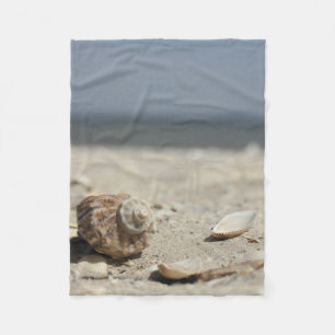 Couverture Polaire Coquillages sur le sable par la mer