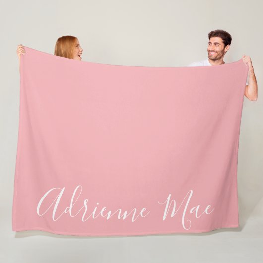 Couverture Polaire Coral rose simplement personnalisé (En situation)