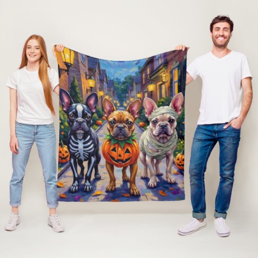 Couverture Polaire Costume d'Halloween en français pour chien-taureau (En situation)